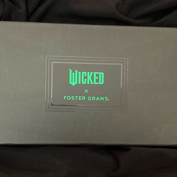 NEW Wicked x Foster Grant Sunglasses Collection Sunnies Positively Green Elthaba - Picture 3 of 12